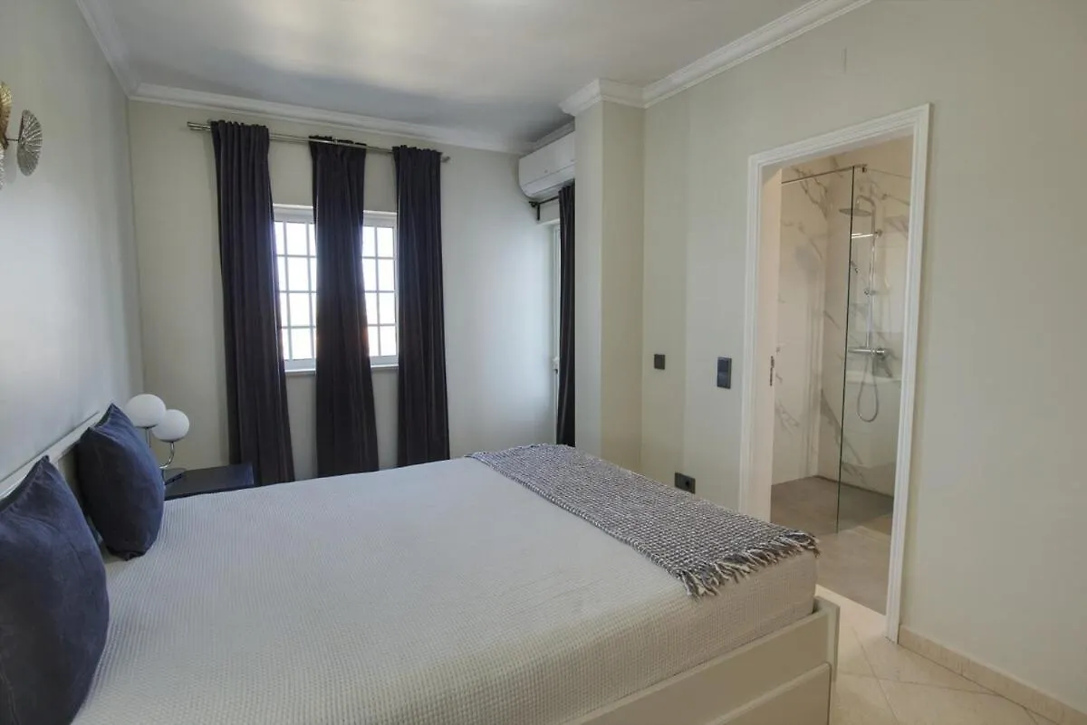 Apartment 3 Bed Vacation Home In Quarteira